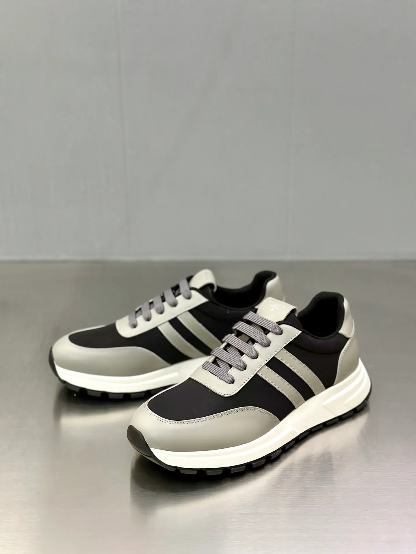 💰740 Prada/Prada men's new mesh stitching sneakers. This sneaker presents a modern version, reinterpreting the brand's archive style with clean lines and smooth details. The shoes are made of calf leather and technical fabric, with a triangular metal logo on the outside, bright TPU decoration on the heel, and a longer and padded inner heel design for a more comfortable fit. The tongue is decorated with a silk-screen logo, and is paired with a hollow rubber sole on the heel. The full cowhide lining comes standard with logo cowhide foot pads, making the upper foot taller, more comfortable, and versatile! Comes with full original packaging! Size: 39-40-41-42-43-44 standard leather shoe size (45 can be customized and does not support returns)